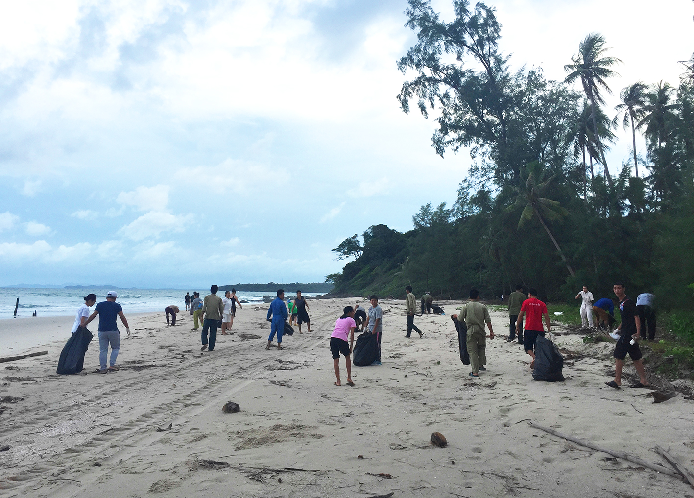 Die Hotel-Crew reinigt den Strand von angeschwemmtem Abfall