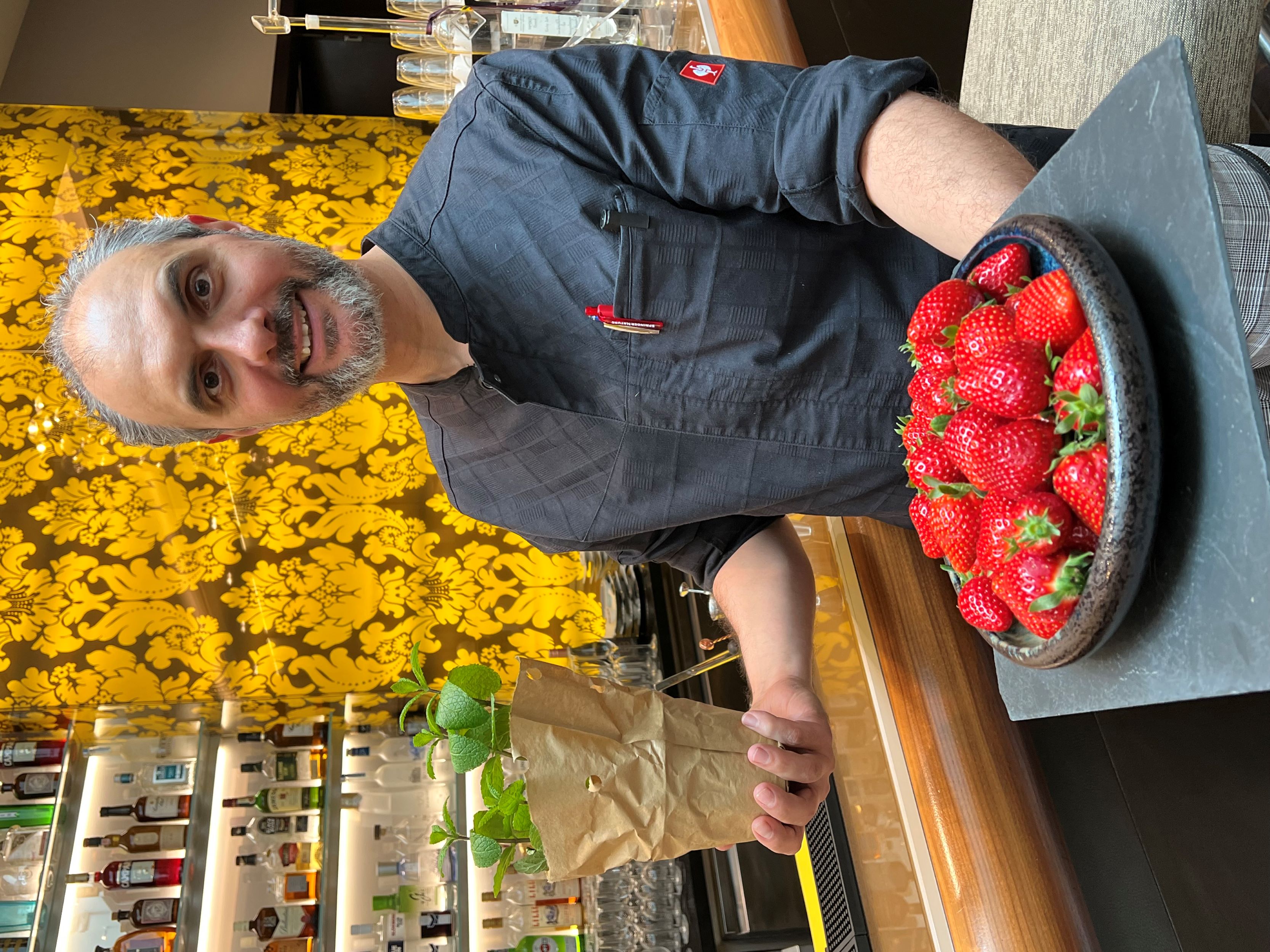 Küchenchef Hr. Balogh mit seinen frischen, regionalen Erdbeeren