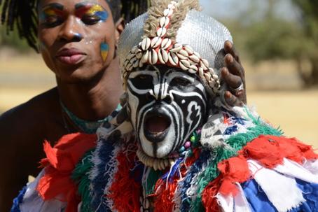 Dance performance "Faux Lion" in Janjanbureh (© Rainer Kula)