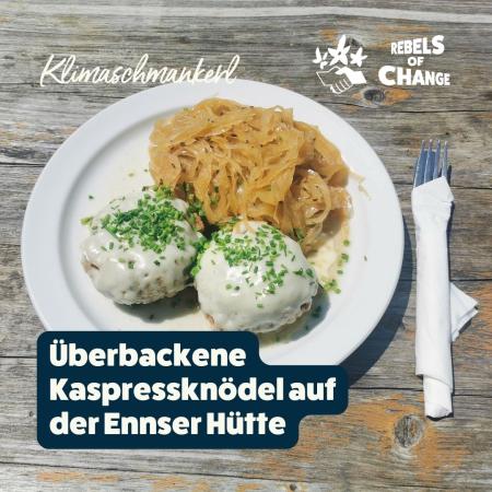 Überbackene Kaspressknödel mit Sauerkraut