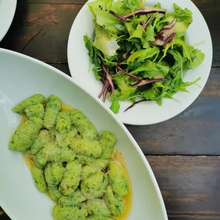 Bärlauchgnocchi mit grünem Salat