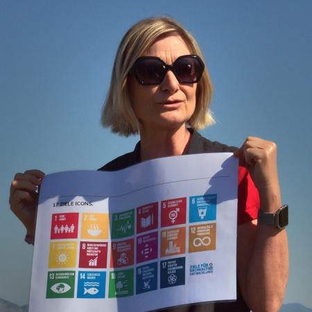 Claudia mit einem Plakat zu den SDGs