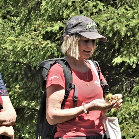 Claudia erklärt Bodenschutz anhand eines Bodenstücks