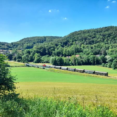 © Julia Baumüller: Près de Streitberg, train-musée de la Suisse franconienne ; en route avec le train Agilis et à vélo à travers la Suisse franconienne.