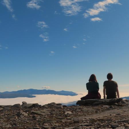 © Tist Liekens: Mit dem Zug nachNuolja, Abisko, Schweden; auf Nuolja sitzen und zu beobachten, wie ein Wolkenmeer das Tal füllt, war einer der magischen Bergmomente, die ich erlebt habe!