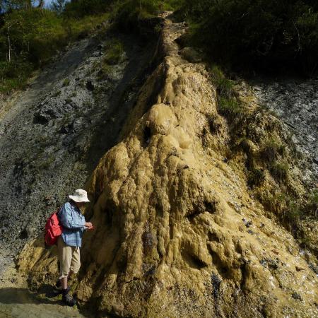 © Rudolf Pavuza: Zinkenbach, Salzbourg ; la recherche de sources de tuf calcaire procure souvent des surprises, cette source complètement indocumentée et à peine connue est apparue soudainement devant nous, créant une impression de « Yellowstone – Déjà-vu ».