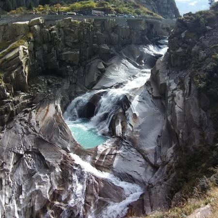 © Elisabeth Scholz: Pont du Diable, Suisse ; facilement accessible à pied depuis Andermatt, paysage grandiose.