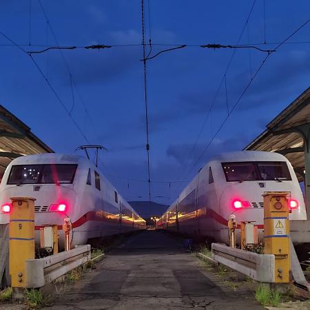 © Ulrike Vinschen: Kassel Hauptbahnhof; beim Aussteigen sind mir 2 ICE´s aufgefallen: die Schönheit der Symmetrie habe ich festgehalten.