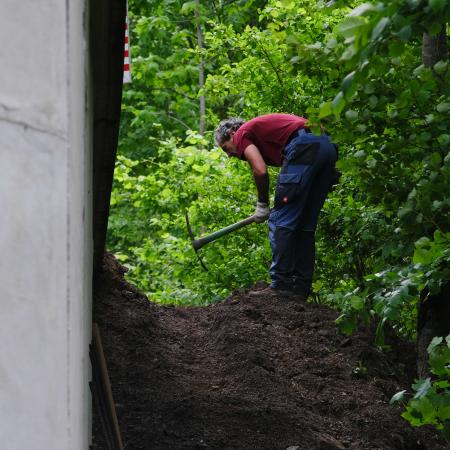 Ein Wegearbeiter beim Arbeiten am neuen Wasserleitungsweg - TRAILS Project