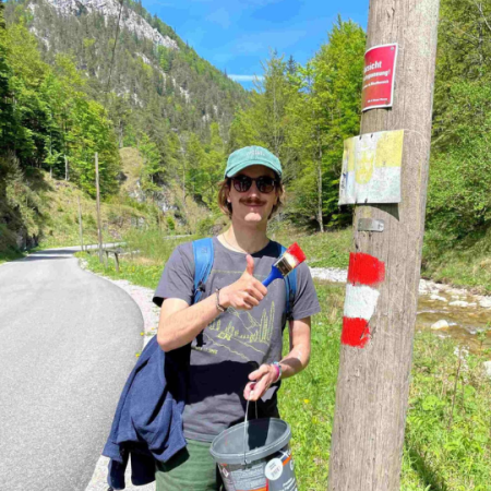 Wegemarkierung in Naßwald mit einem Teilnehmer - TRAILS Project 