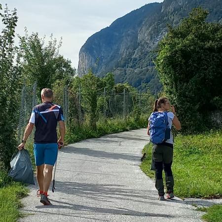 Auch abseits des Flussbettes war Müll zu finden.
