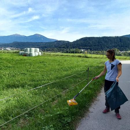 Auch abseits des Flussbettes war Müll zu finden.