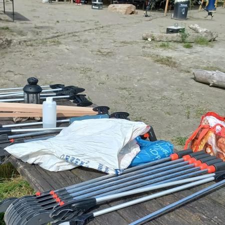 Für ausreichend Müllsammel-Equipment war gesorgt.