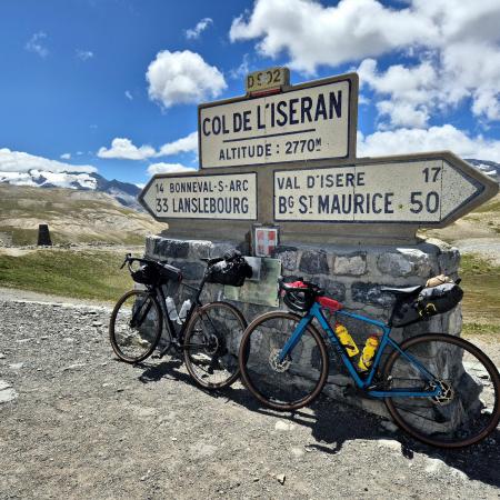 © Jennifer Thiem – Mit Gepäck am Bike über den höchsten Pass Europas. Von Aosta durch die französischen Alpen in 10 Etappen per Gravelbike über die „Route des Grandes Alpes“ ans Meer. 