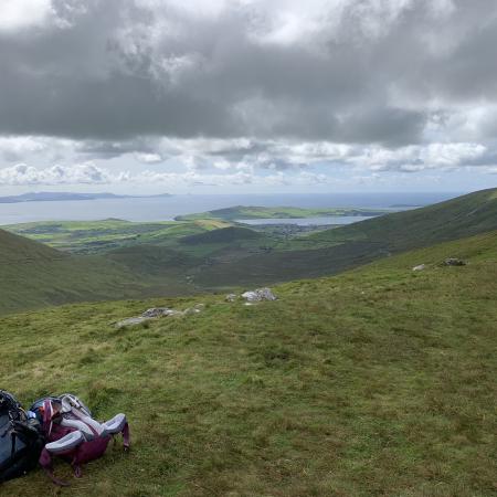 © Camille Grosdoigt – Wanderung auf der Dingle-Halbinsel in Irland. Ankunft am Connor Pass.