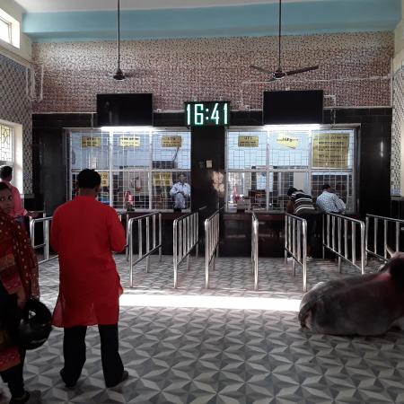 © Mischa G. Hendel – Am Bahnhof in einer indischen Kleinstadt, in der auch eine Kuh in der Bahnhofshalle wartet.